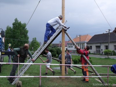 STAVĚNÍ MÁJE